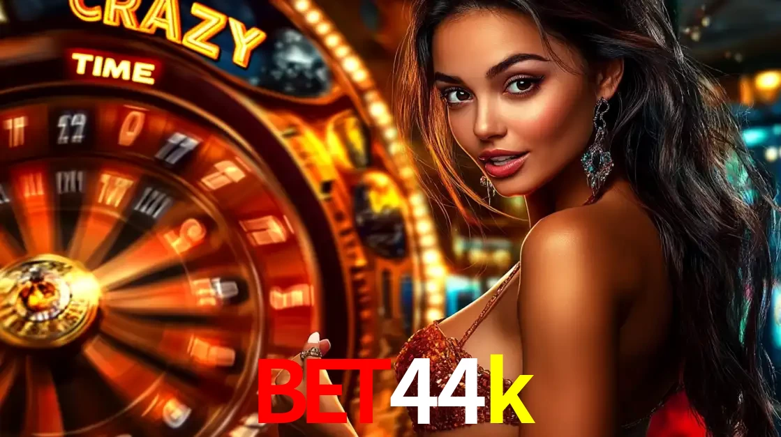 Mulher ao lado da roda de prêmios do jogo de cassino ao vivo Crazy Time, um dos shows de jogos mais emocionantes oferecidos pela plataforma de apostas bet44k.