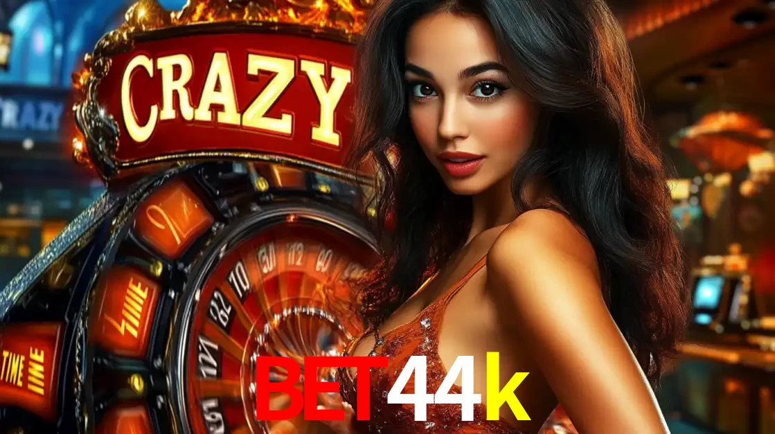 Mulher glamourosa olhando para a câmera com a roda vermelha do Crazy Time ao fundo em um ambiente de cassino, destacando a emoção dos jogos ao vivo no bet44k.