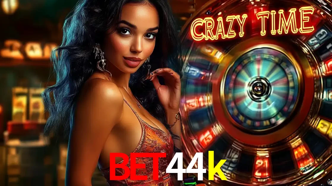 Mulher elegante ao lado da vibrante roda da fortuna do jogo de cassino ao vivo Crazy Time, um dos game shows mais populares e cheios de prêmios do bet44k.